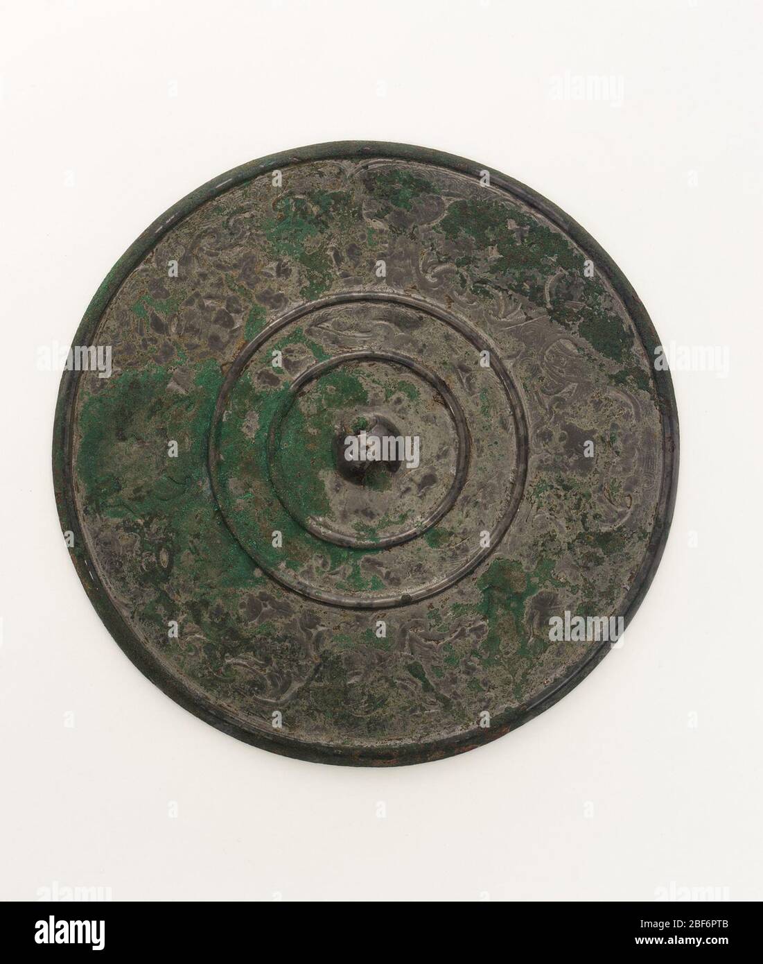 ; Cina; III secolo a.C.; bronzo; diam x D: 16.9 x 0.9 cm (6 5/8 x 3/8 in); dono di Charles Lang Freer Foto Stock