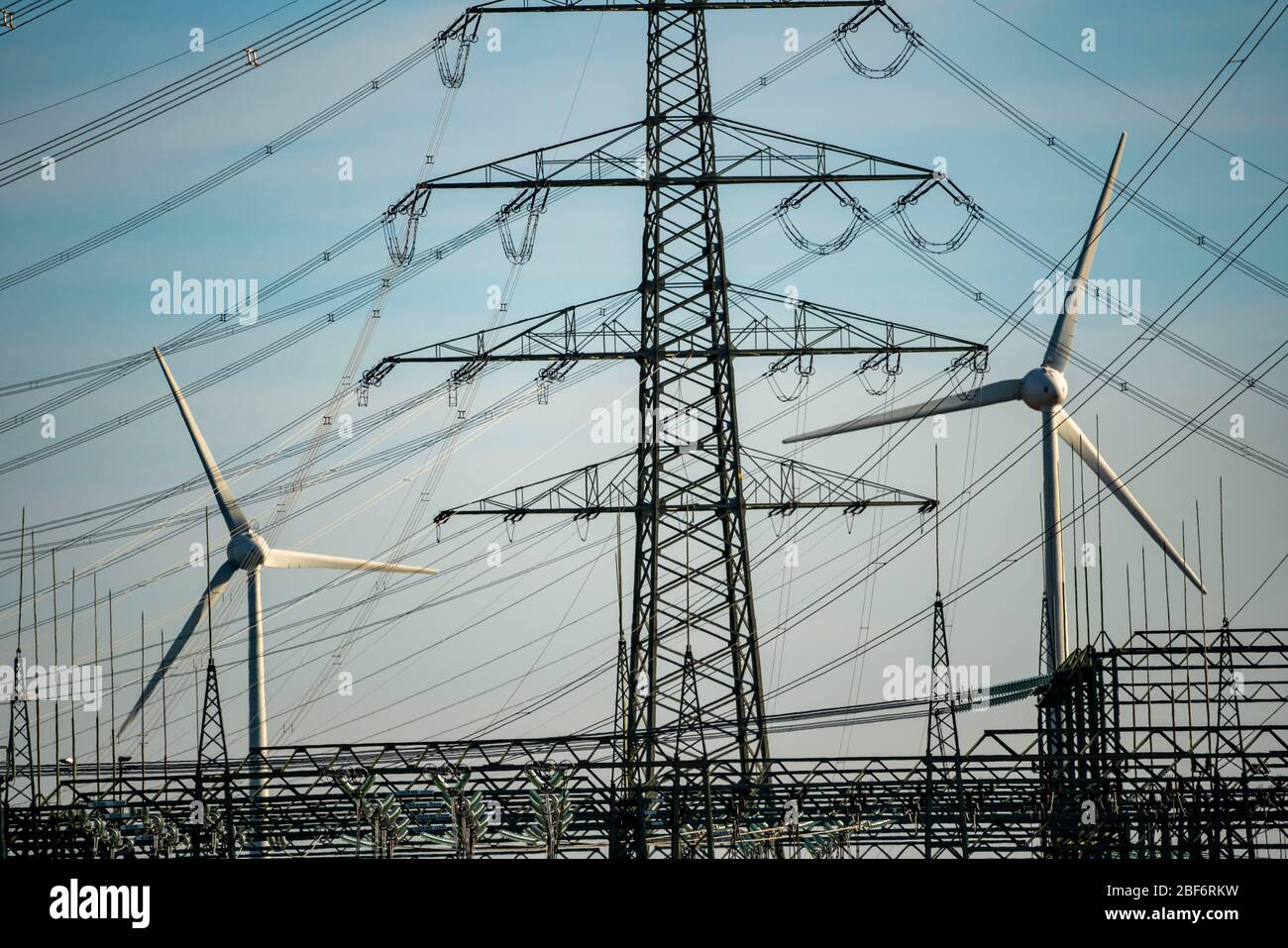 Linee ad altissima tensione, 380 KV, nella sottostazione di Gohrpunkt, l'elettricità proviene dall'area mineraria della lignite renish, dalla turbina eolica, dall'energia eolica, a G. Foto Stock