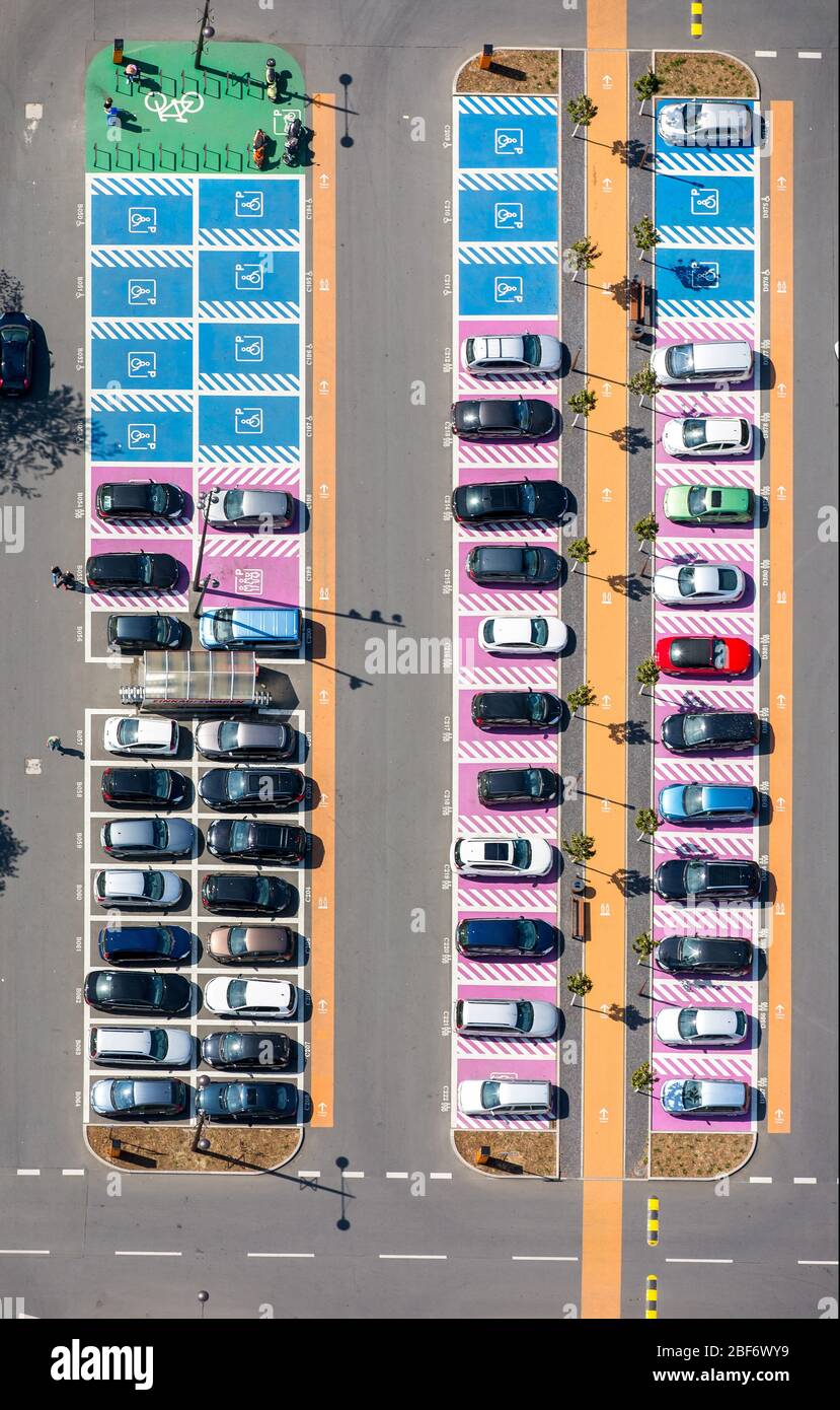 Parcheggio per famiglie di colore rosa e posti di colore blu per disabili presso il centro commerciale Ruhr Park di Bochum, 09.05.2016, vista aerea, Germania, Nord Reno-Westfalia, Ruhr Area, Bochum Foto Stock