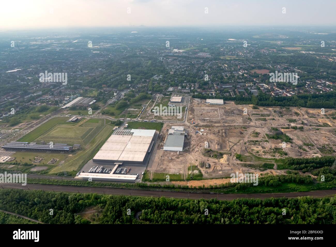 Skatepark Schalker Verein e terreni del centro logistico di Wheels Logistics sul sito dell'ex Schalker Verein a Gelsenkirchen, 26.05.2016, vista aerea, Germania, Nord Reno-Westfalia, Ruhr Area, Gelsenkirchen Foto Stock