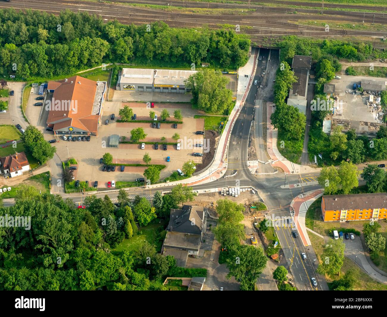 , negozio del supermercato Lidl e negozio di pneumatici Quick presso Grimbergstrasse a Gelsenkirchen, 26.05.2016, vista aerea, Germania, Renania Settentrionale-Vestfalia, Ruhr Area, Gelsenkirchen Foto Stock