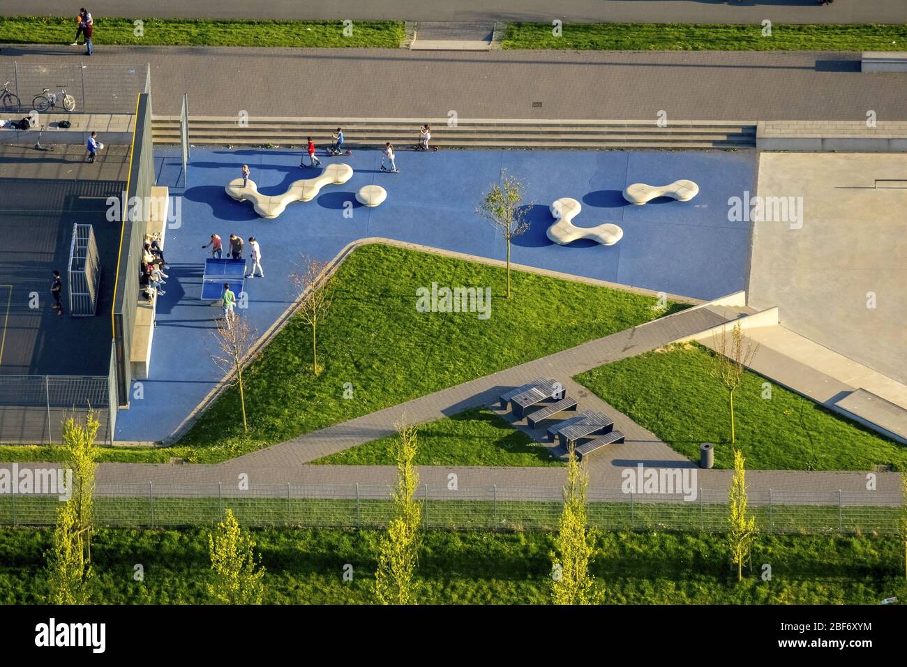 Piazza blu con tavolo da ping-pong nel Centro ricreativo Lippe Hamm - Franz Shaft in Hamm, 21.04.2016, vista aerea, Germania, Nord Reno-Westfalia, Ruhr Area, Hamm Foto Stock