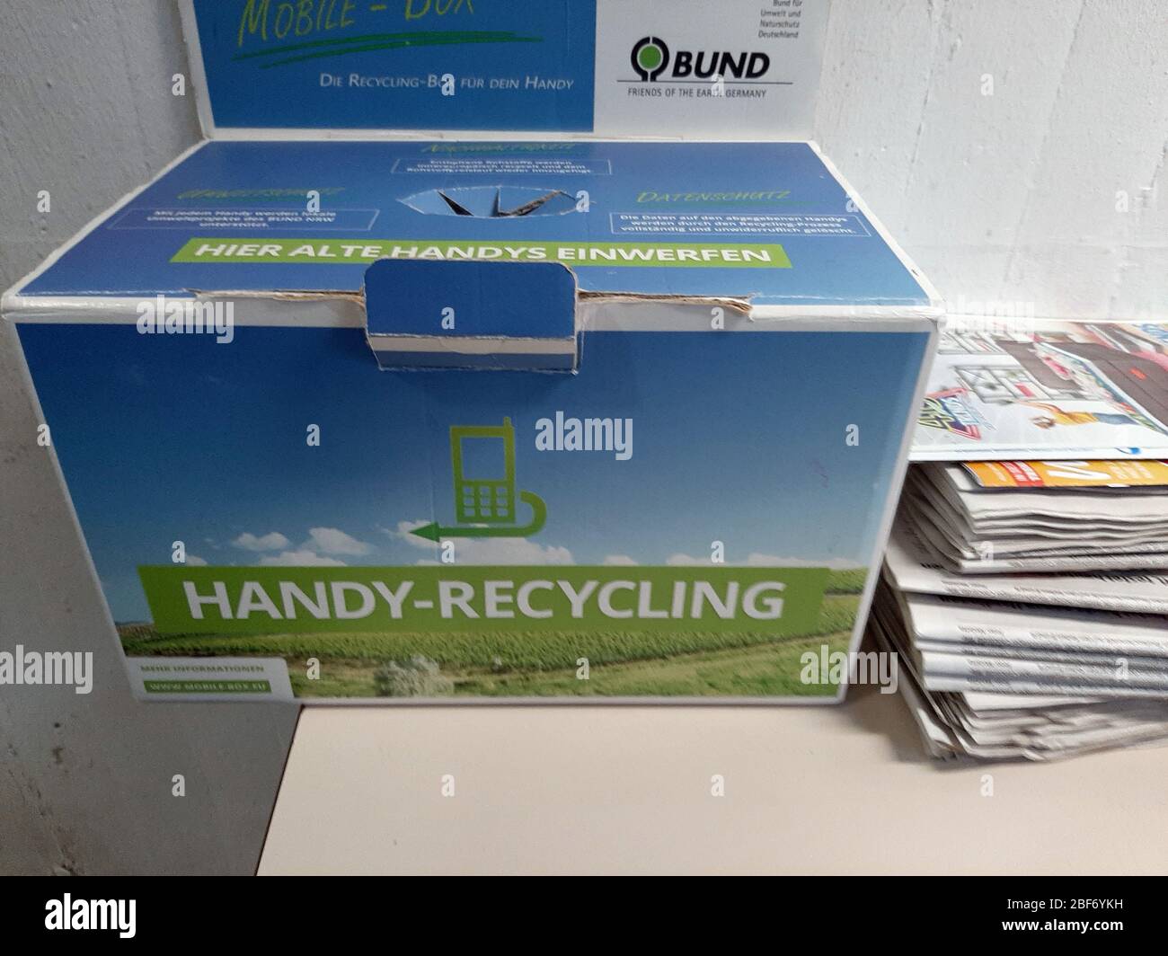 Scatola di raccolta per il riciclaggio di telefoni cellulari, Germania Foto Stock