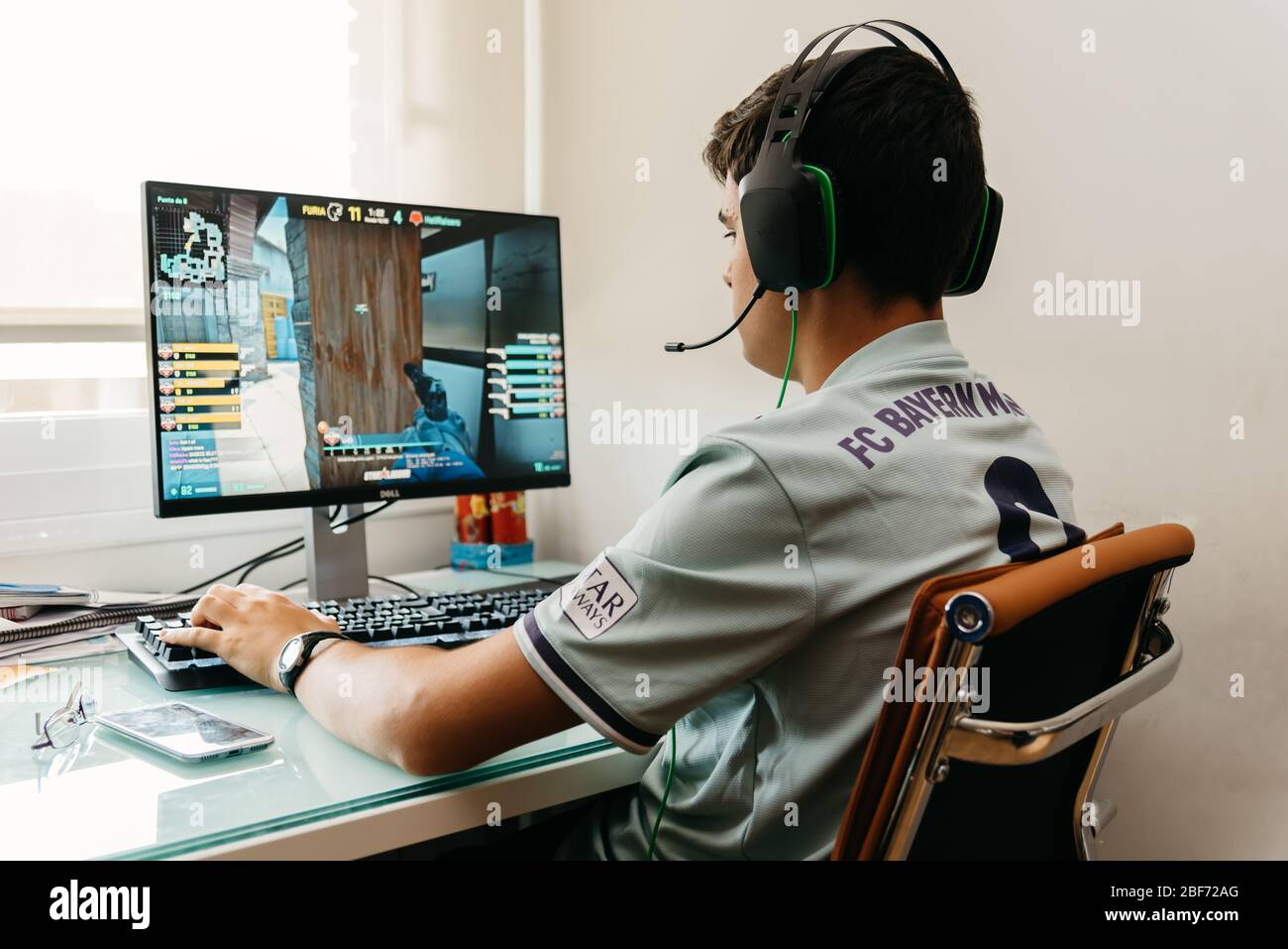 Madrid, Spagna - 23 agosto 2019: Adolescente sta giocando a Counter Strike Global offensivo video game su PC. CSGO è un gioco video multiplayer online develo Foto Stock