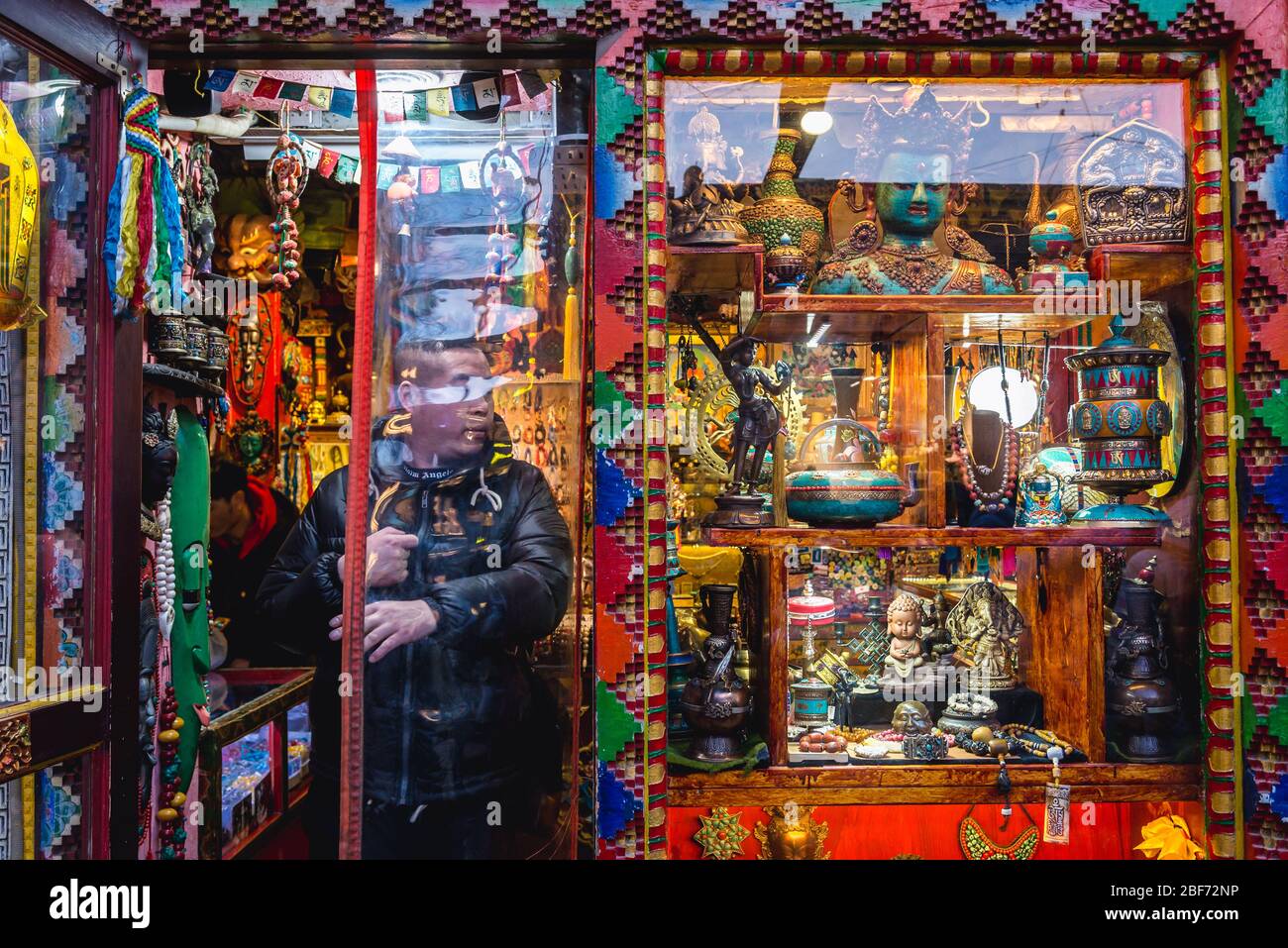 Negozio di souvenir a Nanluoguxiang - famoso hutong commerciale a Pechino, Cina Foto Stock