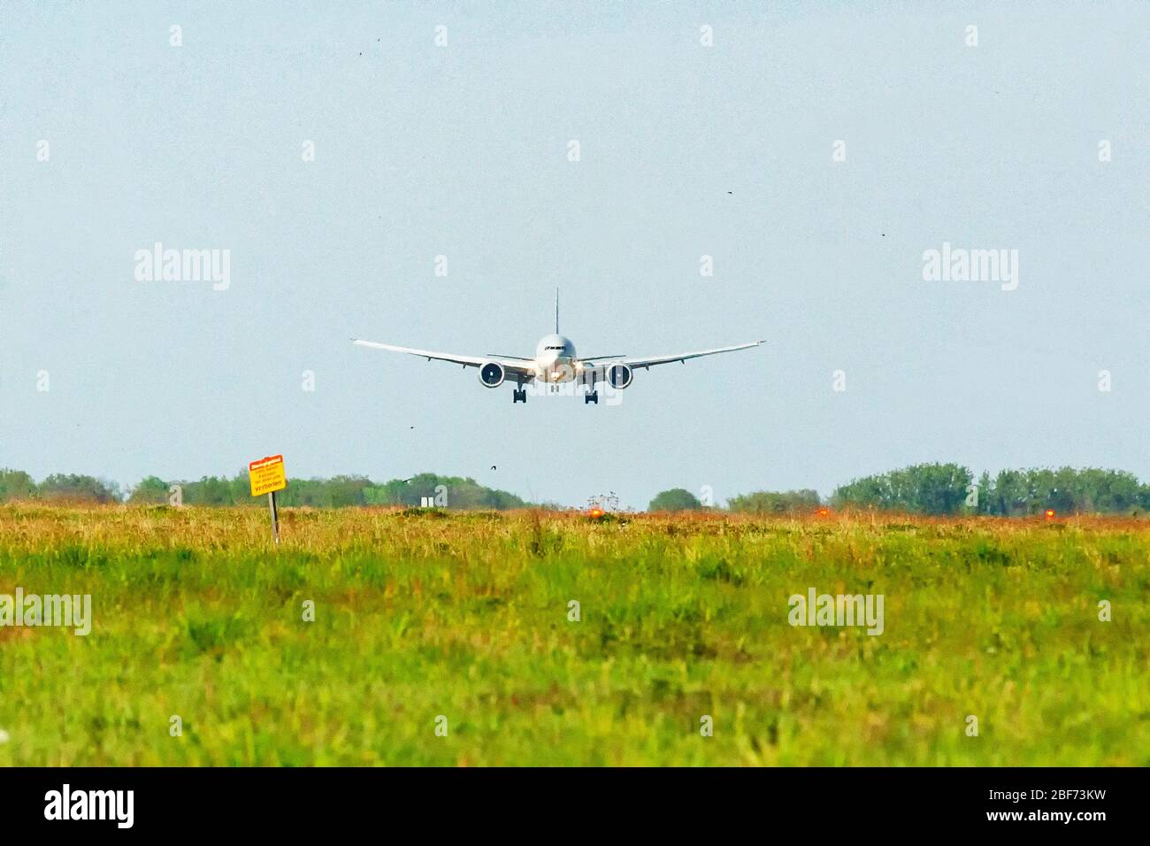 16 aprile 2020 Maastricht, Paesi Bassi, aereo che lascia l'aeroporto Qatar cargo vliegtuig A7-BFH Qatar aereo da carico A7-BFH Foto Stock