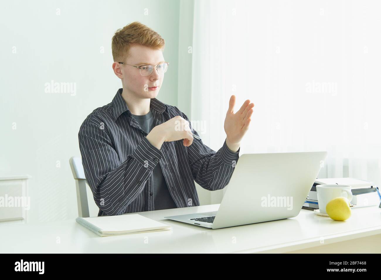 Formazione a distanza o lavoro. Quarantena, autoisolamento, fobia sociale. Foto Stock