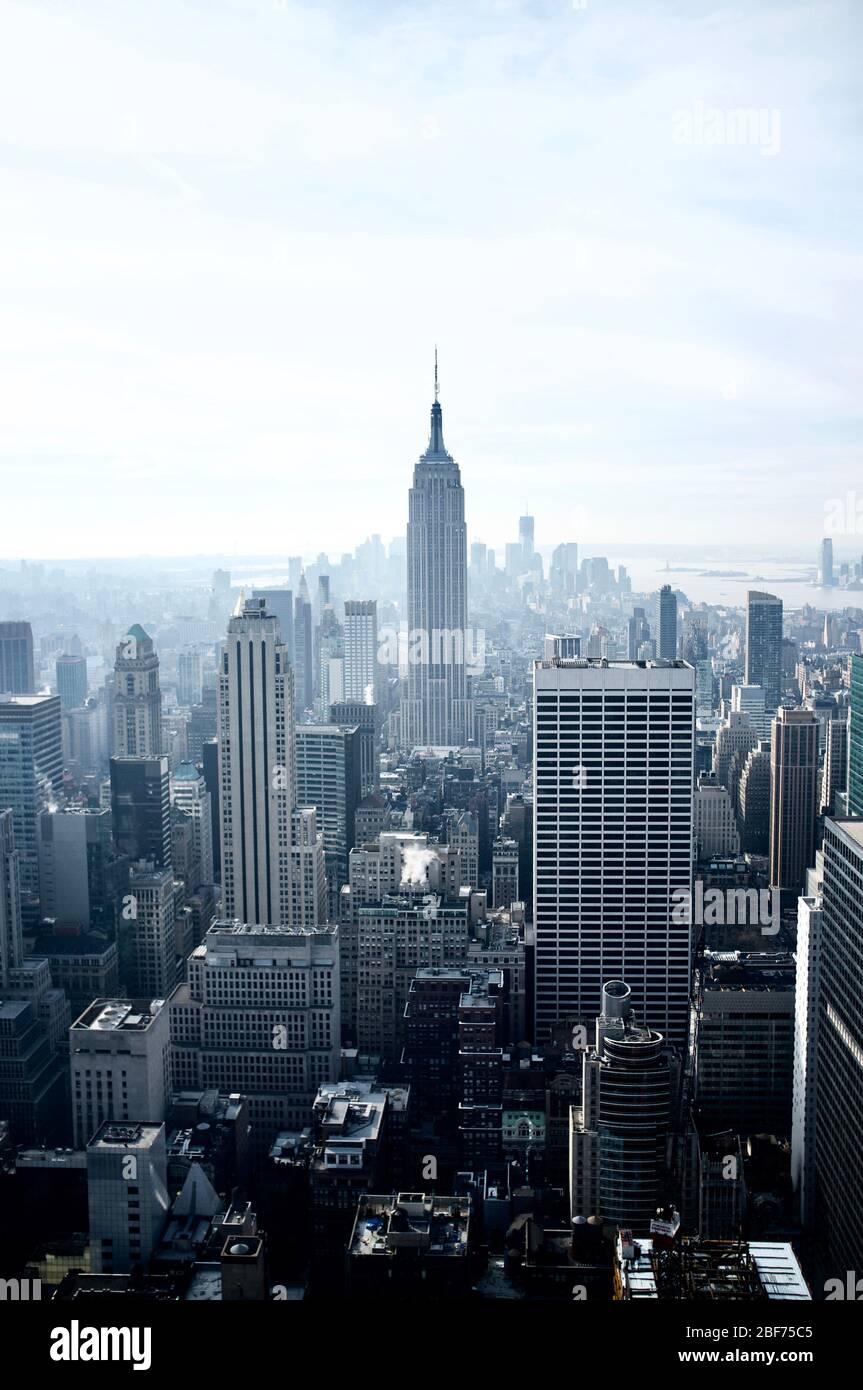Bellissima, Manhattah, New York, con l'Empire state Building. Foto scattata da 'The Rock' in una giornata di sole. Foto Stock