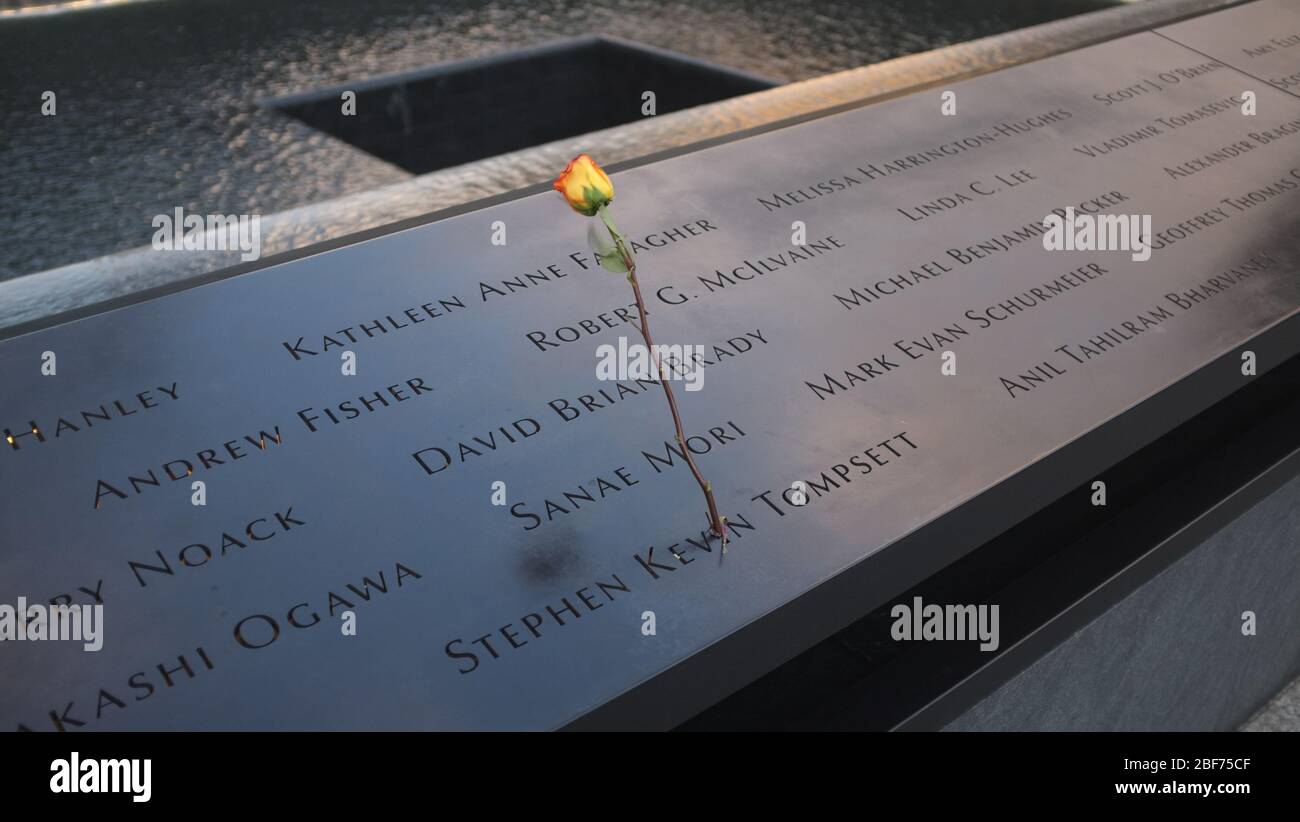 Una foto emotiva scattata a Ground Zero, New York. Una rosa si è bloccata nel nome di uno di tutti persi durante l'attacco terroristico del 9/11. Foto Stock