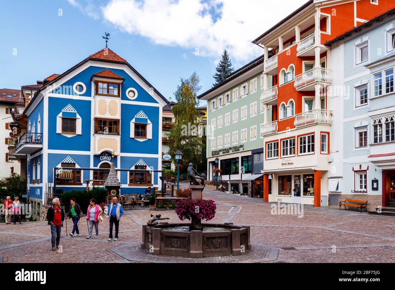 Ortisei, Valgardena, Bolzano - 27 settembre 2017: Case pittoresche nel centro di Ortisei. Foto Stock