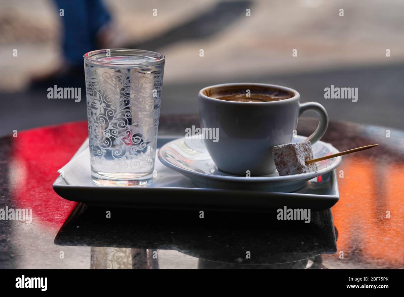 Caffè turco tradizionale e delizia turca su sfondo di legno verde scuro Foto Stock
