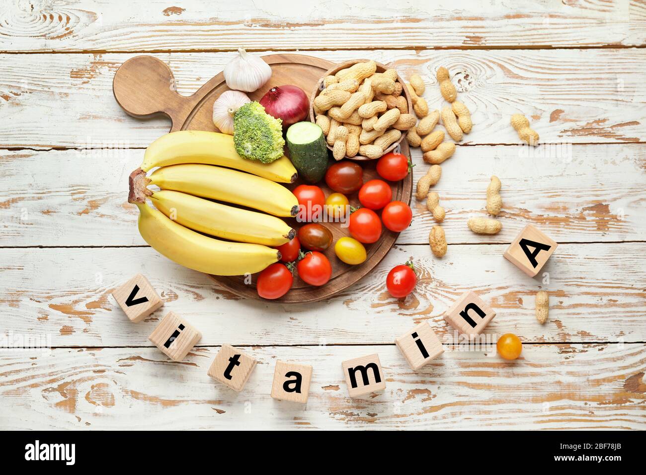 Prodotti sani ricchi di vitamina A su sfondo di legno bianco Foto Stock