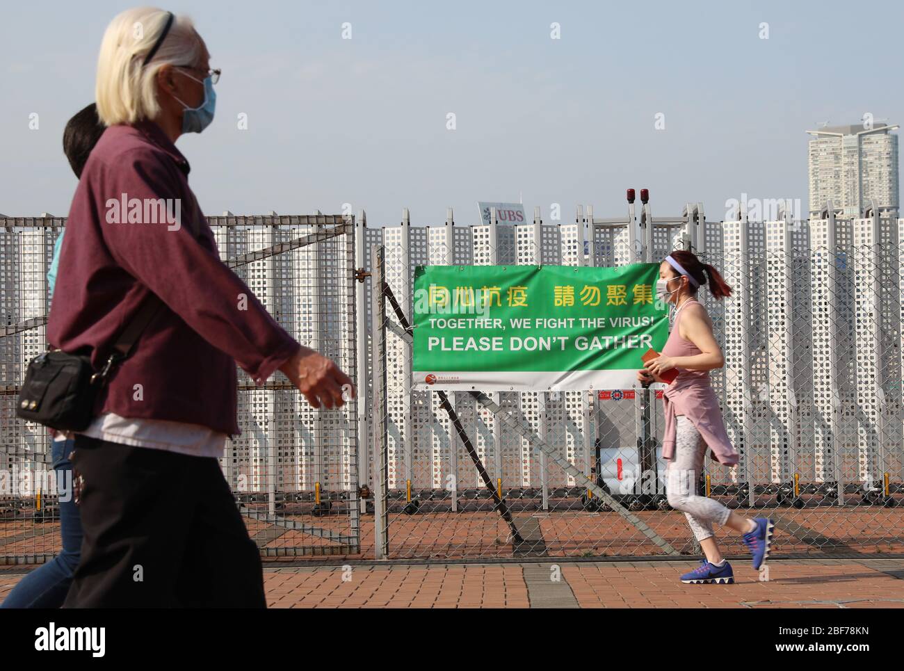 Hong Kong, Cina. 13 Aprile 2020. Un poster che ricorda alle persone di non riunirsi è visto a Hong Kong, Cina del sud, 13 aprile 2020. Credit: WU Xiaochu/Xinhua/Alamy Live News Foto Stock