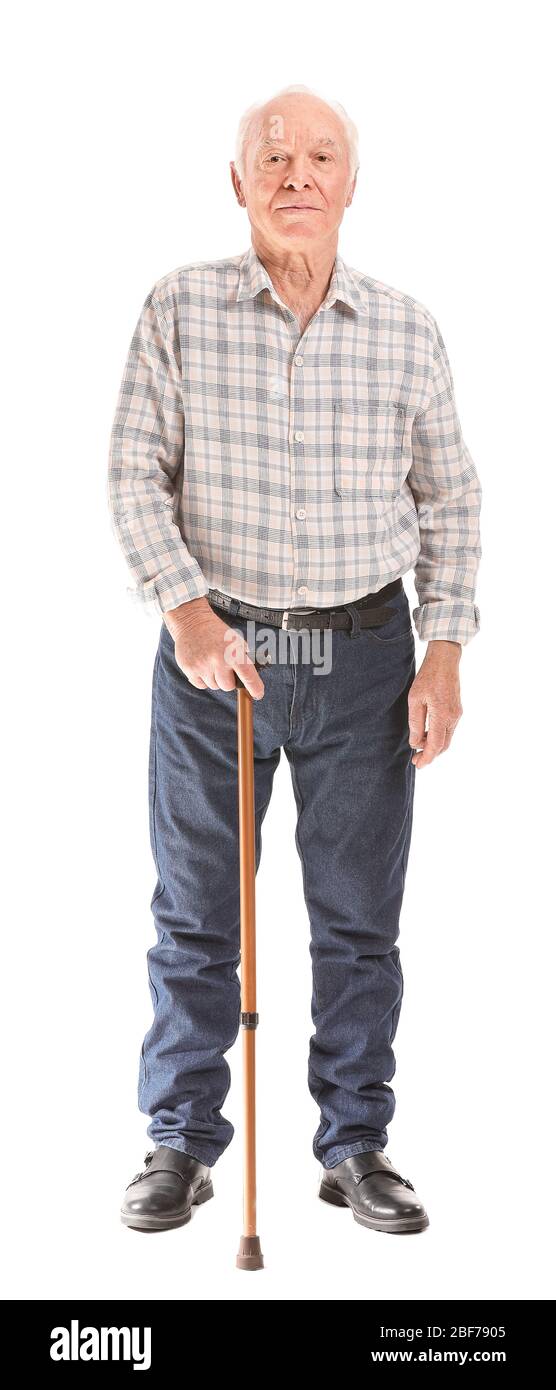 Ritratto di uomo anziano con bastone da passeggio su sfondo bianco Foto Stock