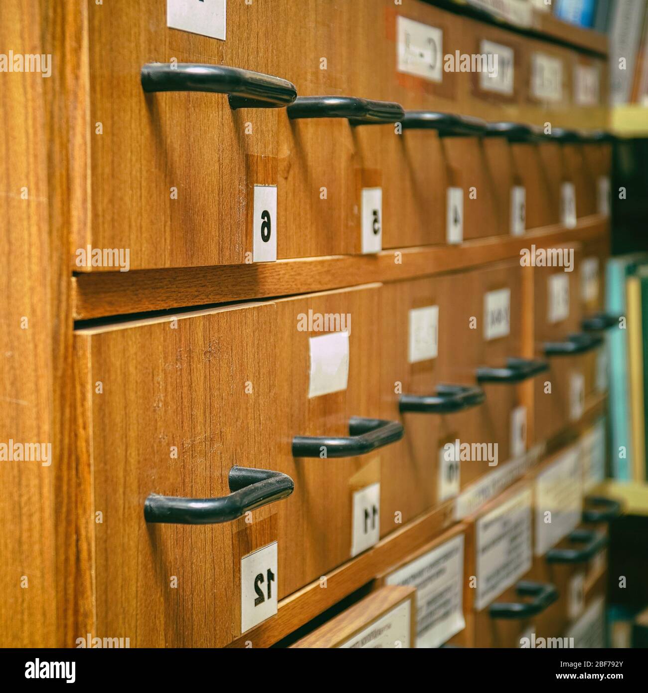 Cassetti in legno del vecchio archivio. File cabinet o indice scheda. Messa a fuoco selettiva Foto Stock