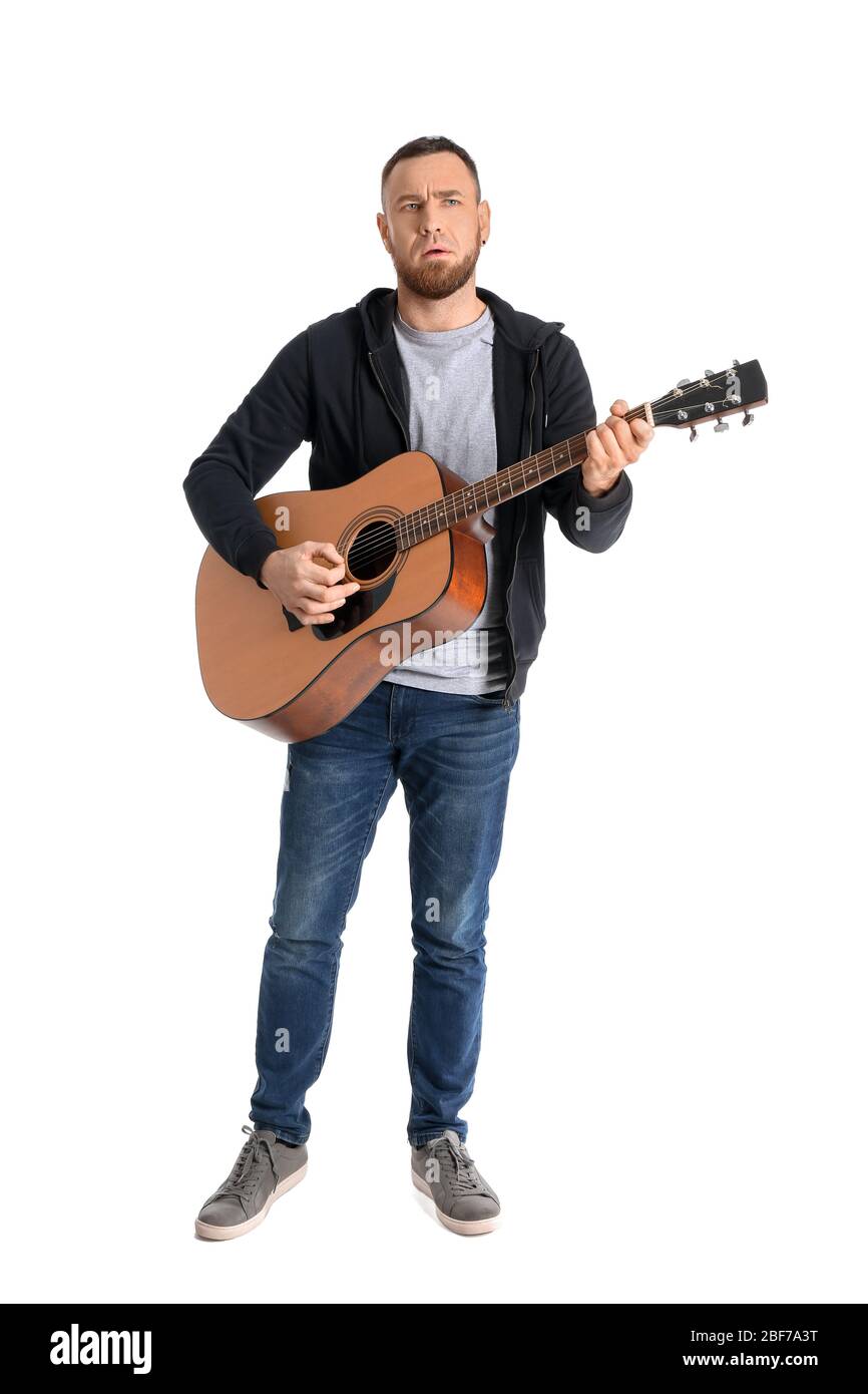 Cantante maschile con chitarra su sfondo bianco Foto stock - Alamy