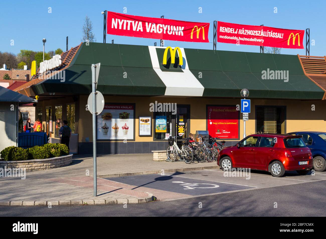 McDonalds fast food con il cartello 'We are open' e 'order with home delivery' durante le restrizioni di blocco del coronavirus, Sopron, Ungheria Foto Stock