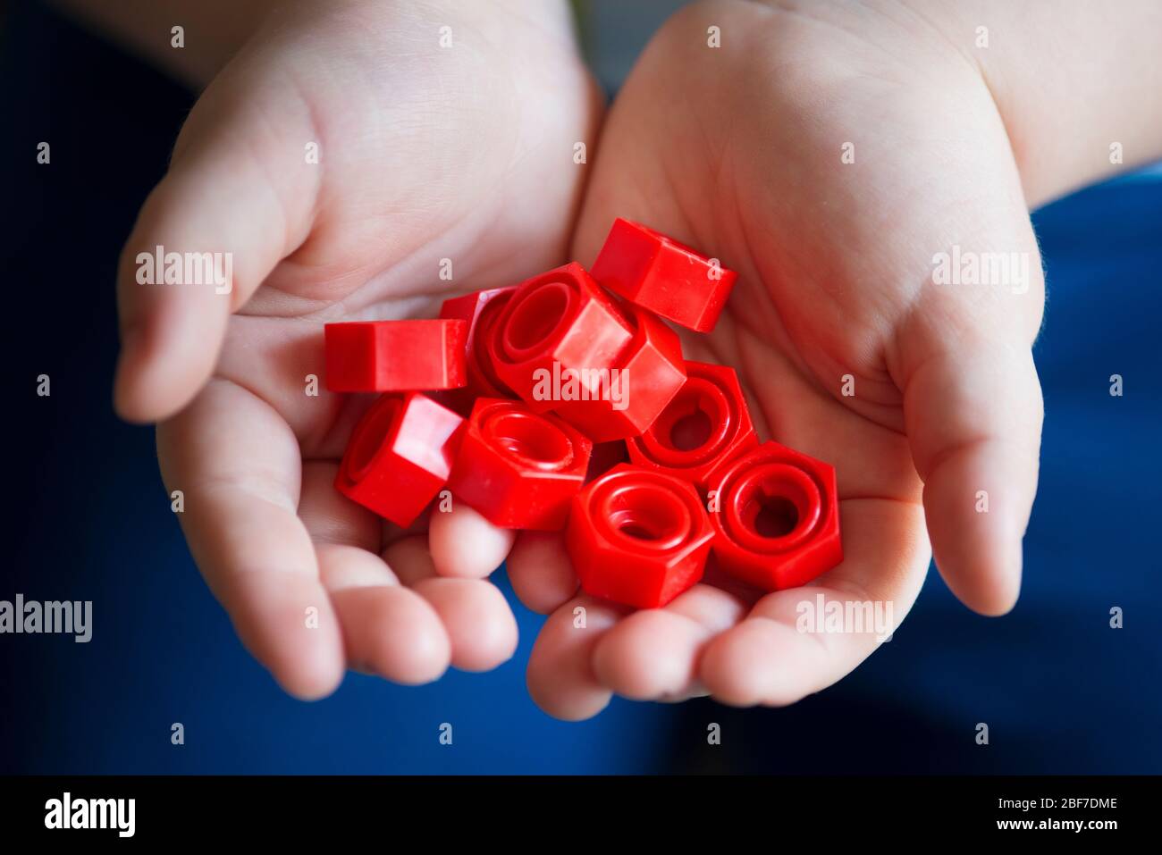 Bulloni in plastica per il fissaggio delle mani del ragazzo Foto Stock