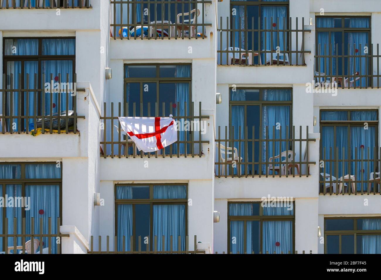 Croce di San Giorgio bandiera su un balcone vacanze a Maiorca, Spagna. Foto Stock