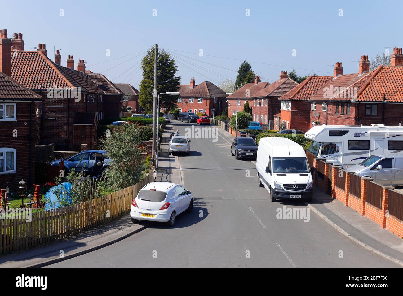 Guardando lungo Smeaton Grove dall'incrocio con Neville Grove a Swillington Foto Stock