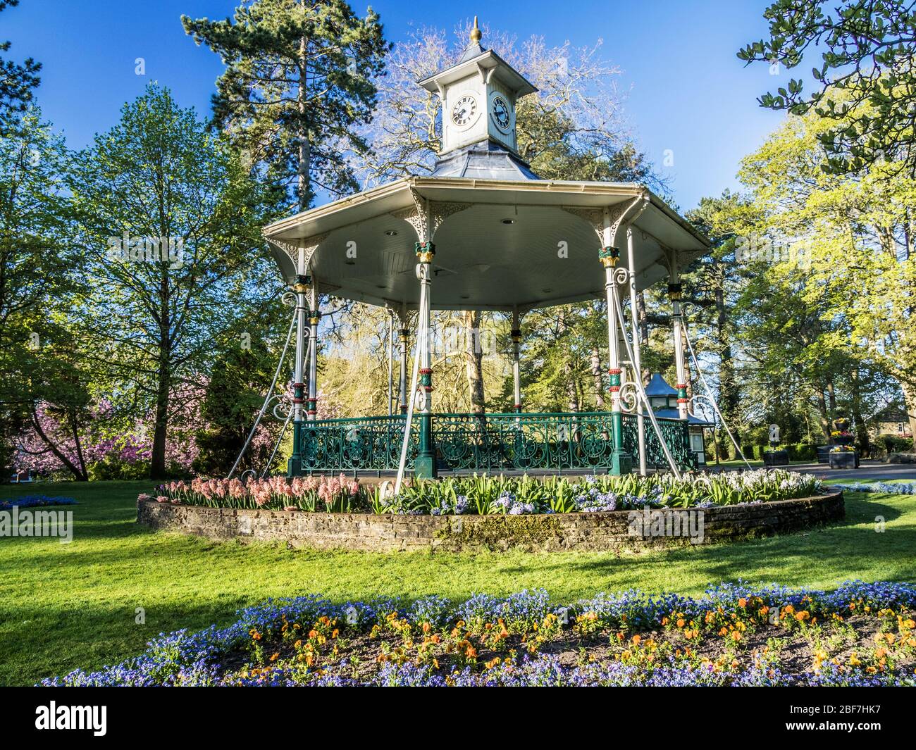 Un palco vittoriano e biancheria da letto primavera in un parco pubblico nel Regno Unito. Foto Stock