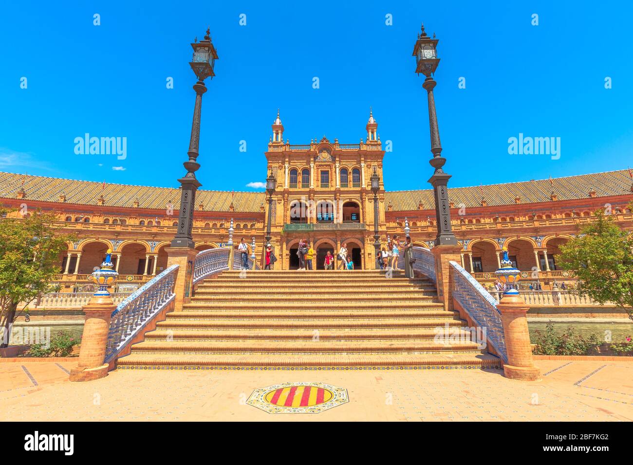 Siviglia, Andalusia, Spagna - 18 aprile 2016: Turisti sul ponte Leon con decorazioni azulejos in Piazza di Spagna o Plaza de Espana attraverso il canale con Foto Stock