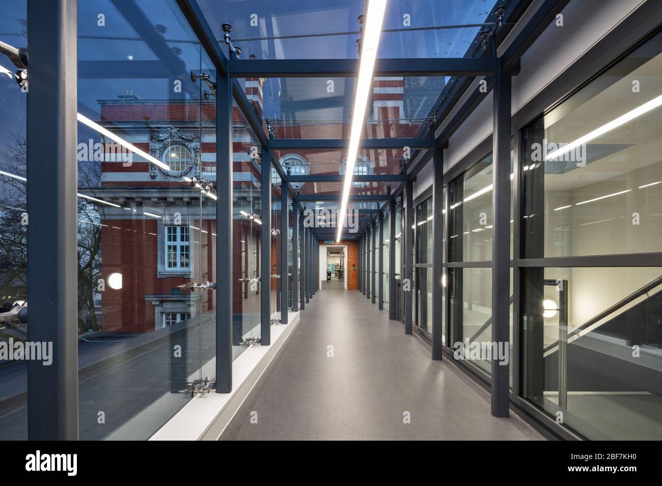 Ponte di collegamento in vetro presso la Dyson School of Design Engineering, Imperial College London. Foto Stock