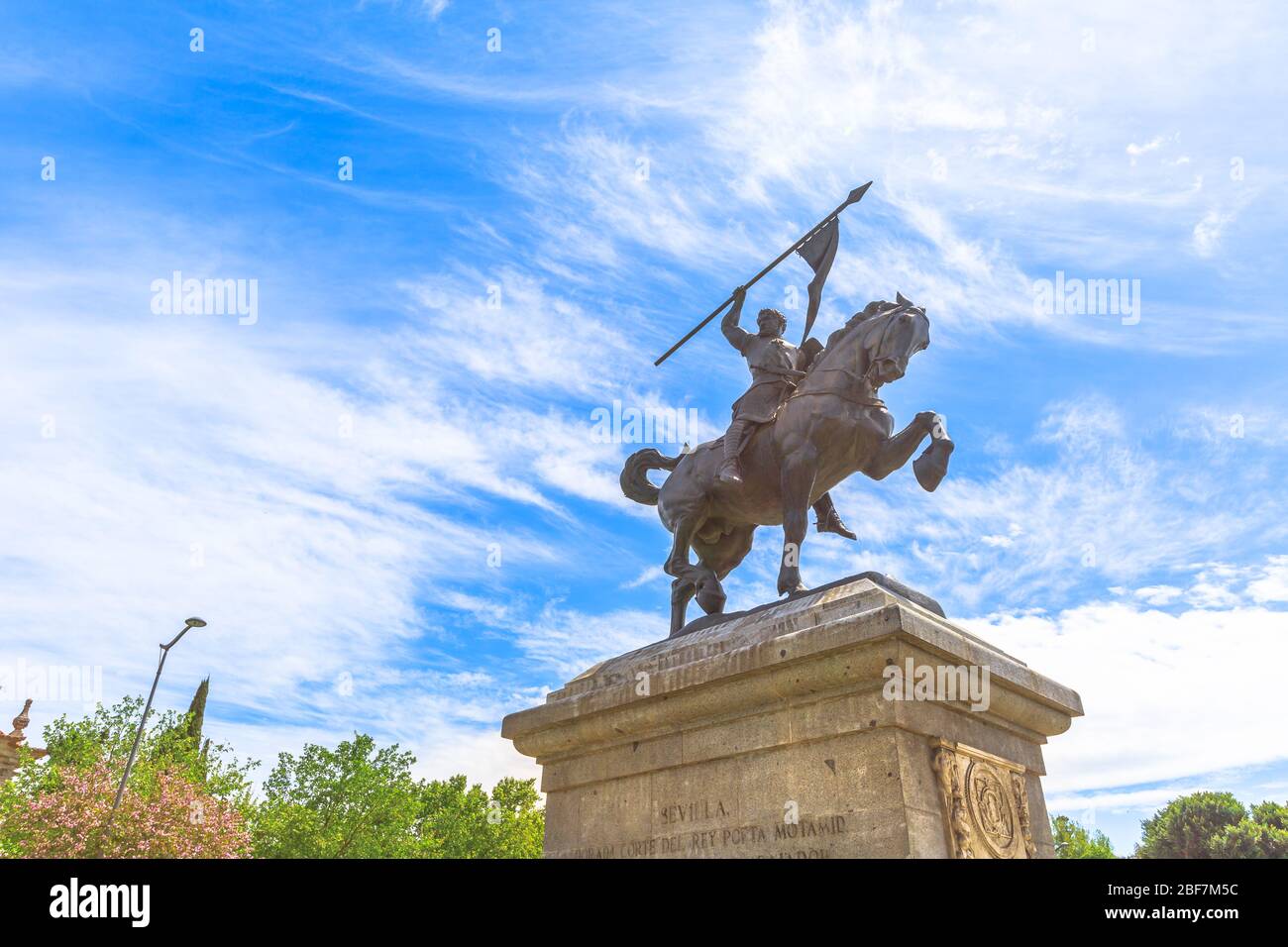 Siviglia, Andalusia, Spagna - 18 aprile 2016: Primo piano del Monumento alla scultura El Cid Campeador, una statua equestre di bronzo all'aperto su Avenida del Cid Foto Stock