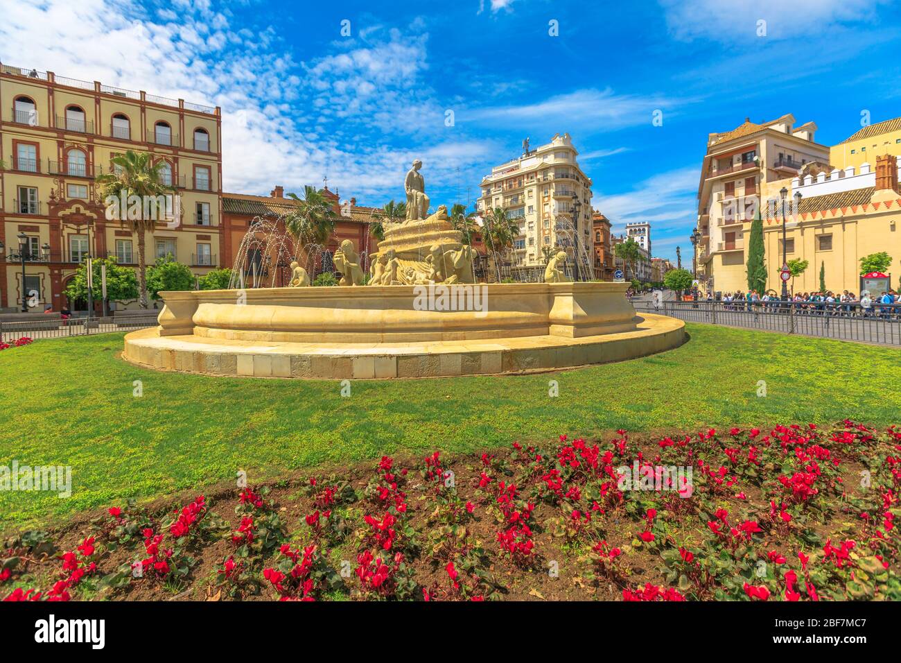 Siviglia, Andalusia, Spagna - 18 aprile 2016: Paesaggio della fontana di Puerta de Jerez o porta Jerez circondata fa fiori. Siviglia è un'arte Foto Stock