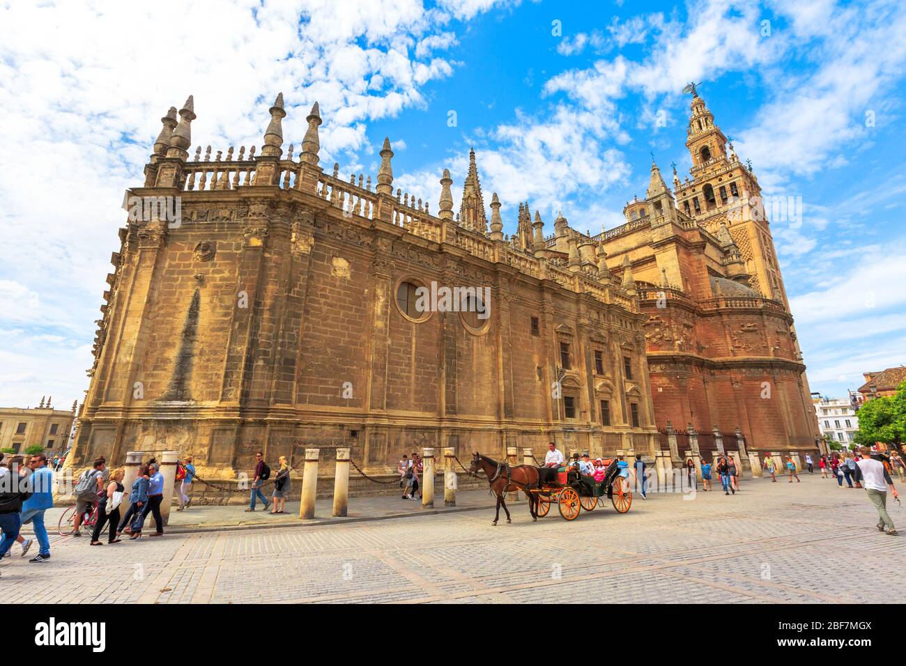 Siviglia, Andalusia, Spagna - 19 aprile 2016: Passeggiate in carrozza spagnola vicino alla Cattedrale di Siviglia, una cattedrale cattolica romana e la più grande chiesa gotica Foto Stock