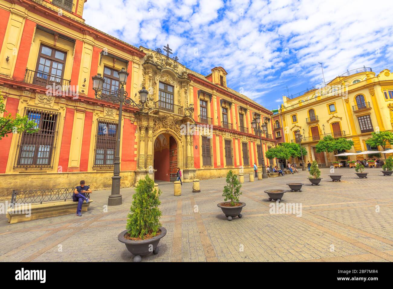 Siviglia, Andalusia, Spagna - 18 aprile 2016: Facciata del palazzo arcivescovo in Plaza Virgen De Los Reyes. Siviglia è una città artistica e turistica Foto Stock