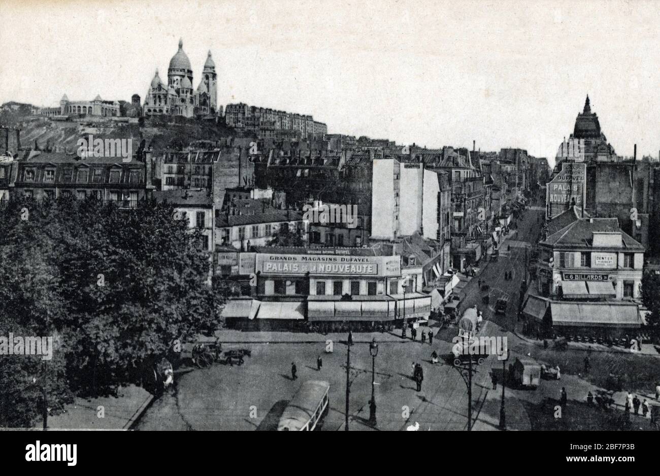 Vue sur la butte Montmartre, la basilique du sacre coeur, la rue clignancourt et la Place du Delta, au Premier plan les Grands Magasins Dufayel (palai Foto Stock