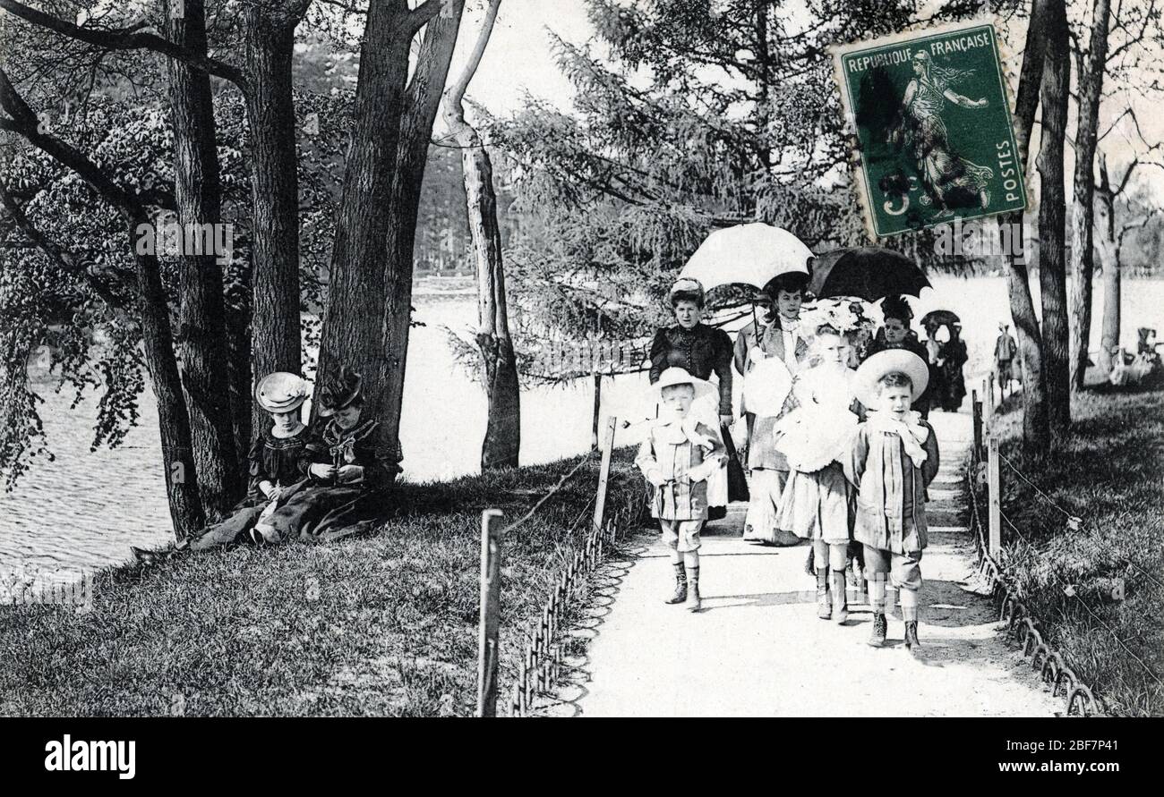 Promenade famiale sur les Bords du bois de Boulogne a Paris - carte postale 1905 environ Collection privee Foto Stock