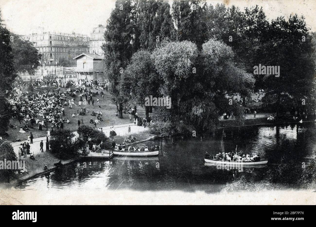 Vue du lac et des bateaux pecheurs du parc des Buttes Chaumont a Paris carte postale 1910 Collection privee Foto Stock