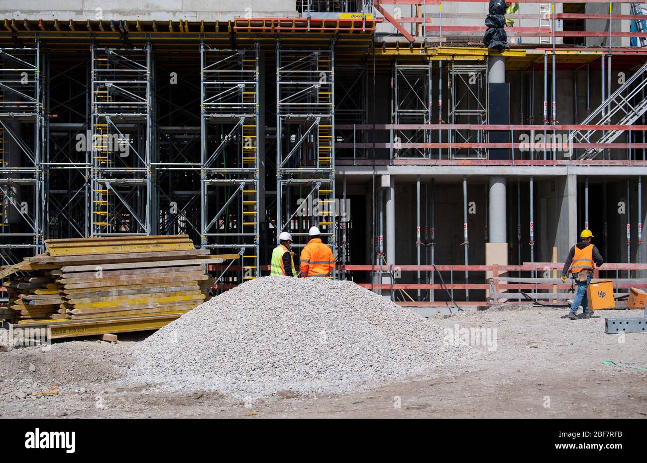 Monaco, Germania. 15 aprile 2020. I lavoratori edili stanno lavorando sul cantiere del nuovo centro di giustizia penale. Dopo il suo completamento, il nuovo edificio di Leonrodplatz, che copre circa 39,000 metri quadrati, sostituirà l'edificio in invecchiamento di Nymphenburger Strasse. Tra gli altri, parti dei due tribunali regionali, il Tribunale regionale superiore e la Procura di Monaco si sposteranno nell'edificio stimato a 300 milioni di euro. Credit: Sven Hoppe/dpa/Alamy Live News Foto Stock
