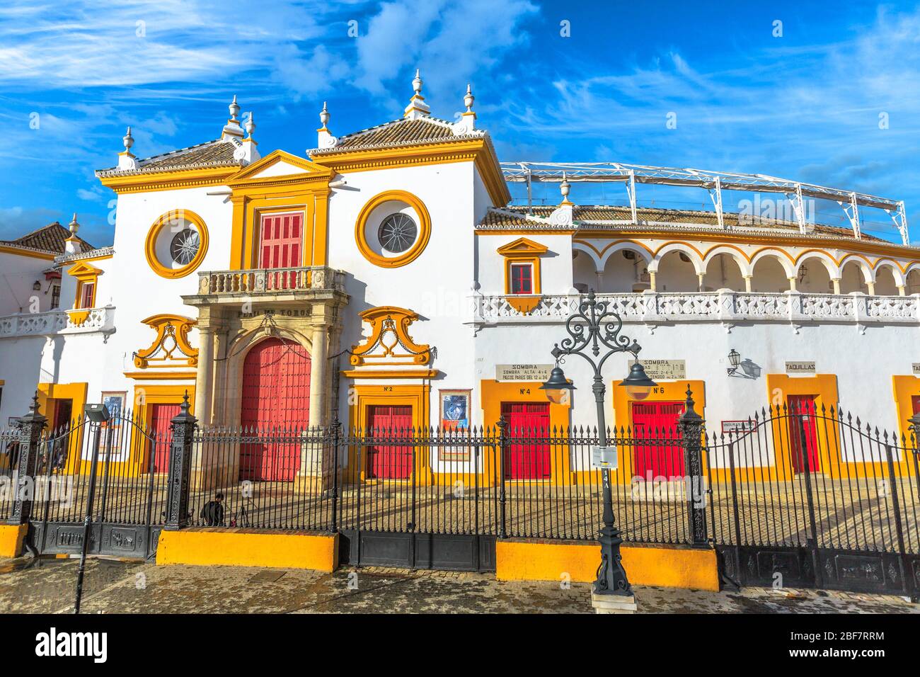 Siviglia, Andalusia, Spagna - 19 aprile 2016: Arena in Piazza dei tori della Maestranza reale di Cavalleria o Plaza de Toros de la Real Maestranza de Foto Stock