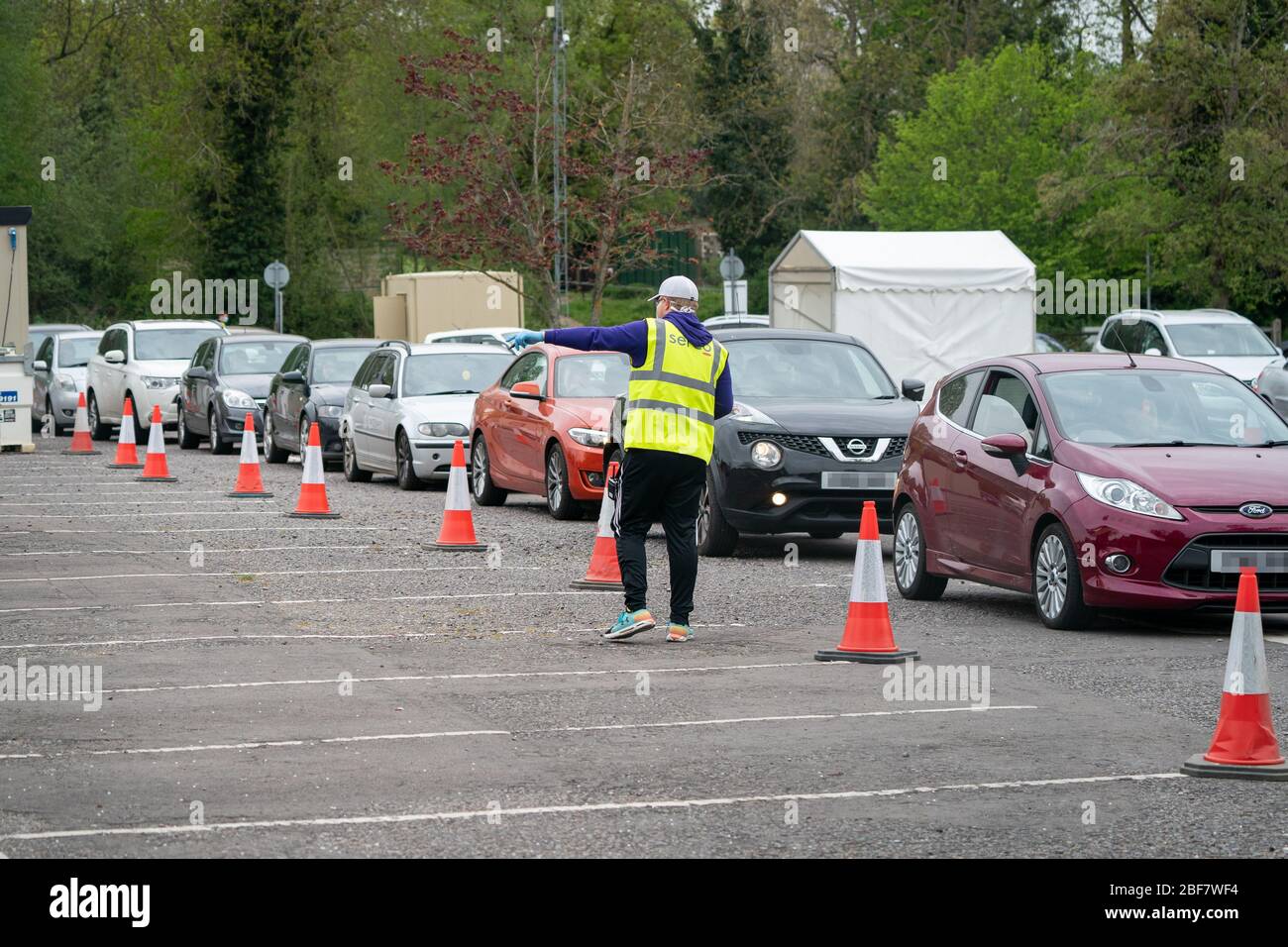 TARGHE PIXELATED DA PA PICTURE DESK Cars accodato in un sito di test di coronavirus in un parcheggio a Chessington World of Adventures, nella Grande Londra, come il Regno Unito continua a bloccare per contribuire a frenare la diffusione del coronavirus. Foto Stock