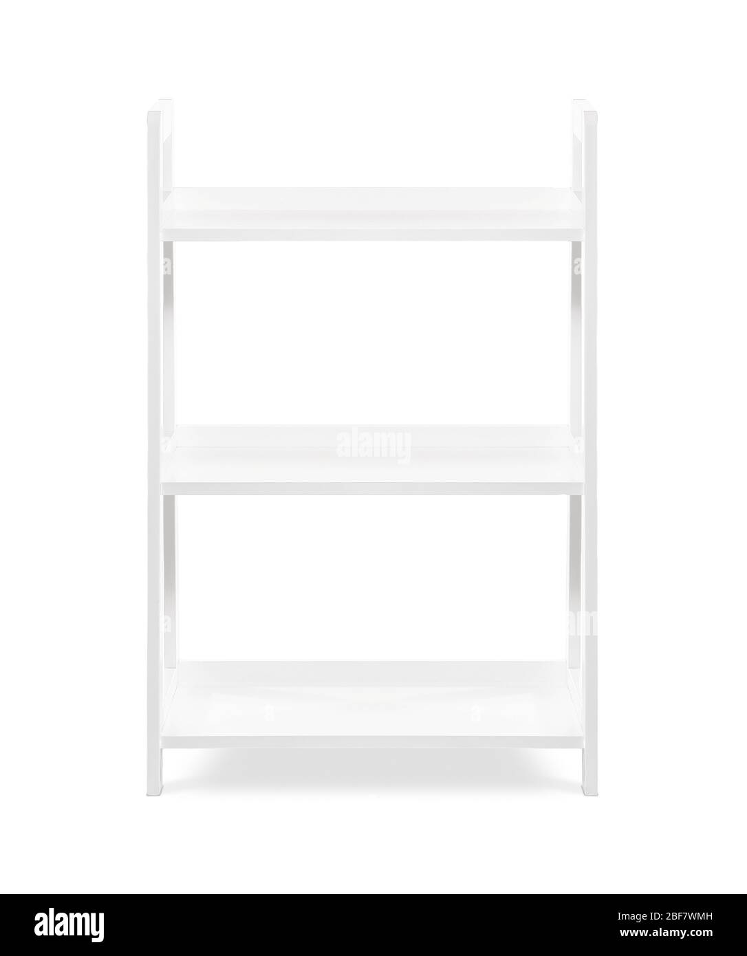 Scaffalatura vuota su sfondo bianco Foto Stock