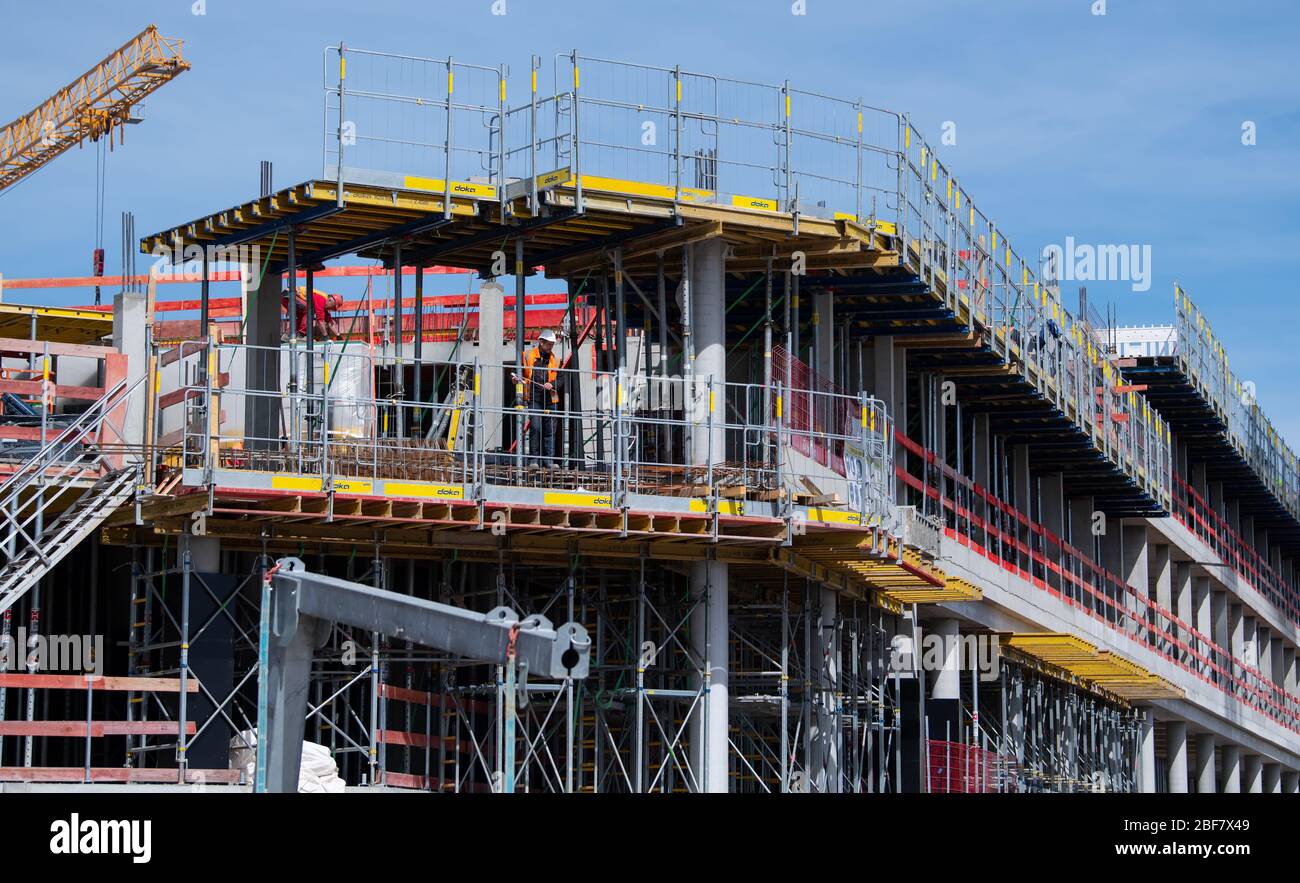 Monaco, Germania. 15 aprile 2020. I lavoratori edili stanno lavorando sul cantiere del nuovo centro di giustizia penale. Dopo il suo completamento, il nuovo edificio di Leonrodplatz, che copre circa 39,000 metri quadrati, sostituirà l'edificio in invecchiamento di Nymphenburger Strasse. Tra gli altri, parti dei due tribunali regionali, il Tribunale regionale superiore e la Procura di Monaco si sposteranno nell'edificio stimato a 300 milioni di euro. Credit: Sven Hoppe/dpa/Alamy Live News Foto Stock
