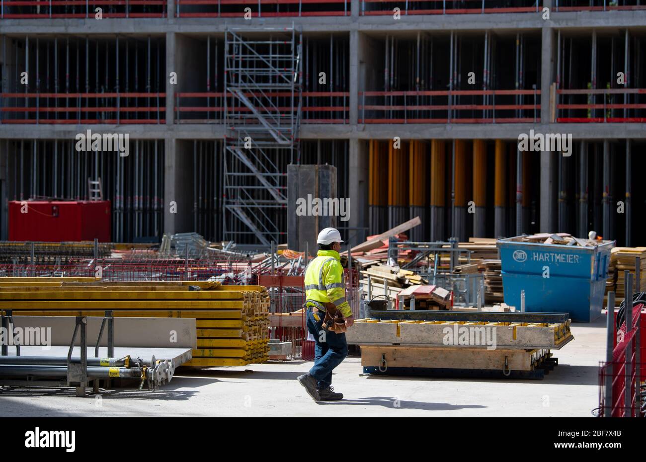 Monaco, Germania. 15 aprile 2020. I lavoratori edili stanno lavorando sul cantiere del nuovo centro di giustizia penale. Dopo il suo completamento, il nuovo edificio di Leonrodplatz, che copre circa 39,000 metri quadrati, sostituirà l'edificio in invecchiamento di Nymphenburger Strasse. Tra gli altri, parti dei due tribunali regionali, il Tribunale regionale superiore e la Procura di Monaco si sposteranno nell'edificio stimato a 300 milioni di euro. Credit: Sven Hoppe/dpa/Alamy Live News Foto Stock
