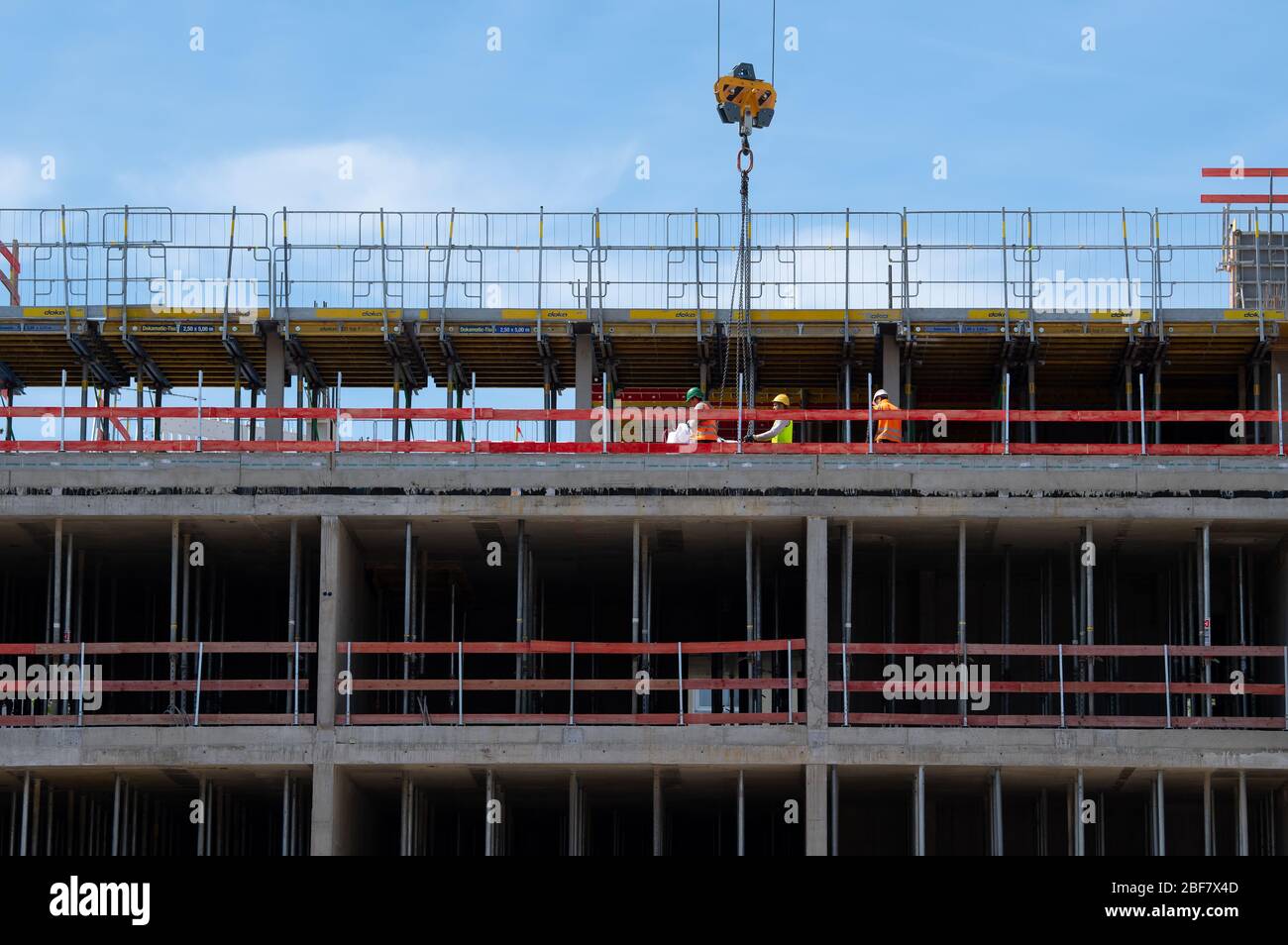 Monaco, Germania. 15 aprile 2020. I lavoratori edili stanno lavorando sul cantiere del nuovo centro di giustizia penale. Dopo il suo completamento, il nuovo edificio di Leonrodplatz, che copre circa 39,000 metri quadrati, sostituirà l'edificio in invecchiamento di Nymphenburger Strasse. Tra gli altri, parti dei due tribunali regionali, il Tribunale regionale superiore e la Procura di Monaco si sposteranno nell'edificio stimato a 300 milioni di euro. Credit: Sven Hoppe/dpa/Alamy Live News Foto Stock