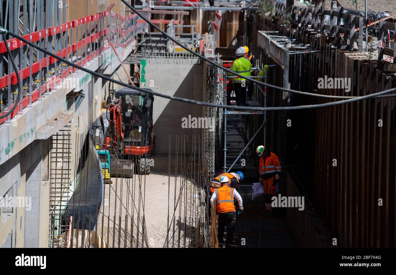 Monaco, Germania. 15 aprile 2020. I lavoratori edili stanno lavorando sul cantiere del nuovo centro di giustizia penale. Dopo il suo completamento, il nuovo edificio di Leonrodplatz, che copre circa 39,000 metri quadrati, sostituirà l'edificio in invecchiamento di Nymphenburger Strasse. Tra gli altri, parti dei due tribunali regionali, il Tribunale regionale superiore e la Procura di Monaco si sposteranno nell'edificio stimato a 300 milioni di euro. Credit: Sven Hoppe/dpa/Alamy Live News Foto Stock