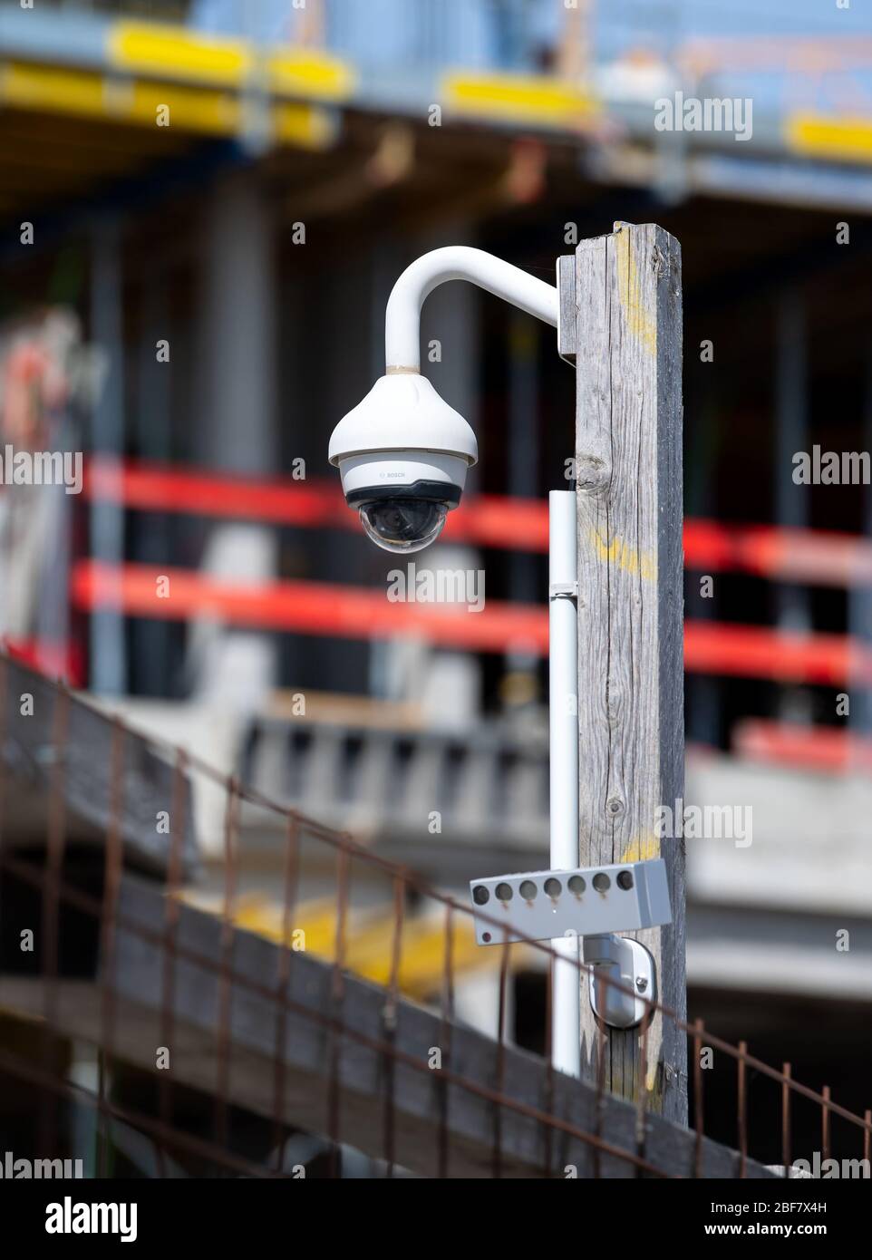 Monaco, Germania. 15 aprile 2020. Una telecamera di sorveglianza può essere vista nel cantiere del nuovo centro di giustizia penale. Dopo il suo completamento, il nuovo edificio di circa 39,000 metri quadri su Leonrodplatz sostituirà l'edificio vecchio su Nymphenburger Strasse. Parti dei due tribunali regionali, il tribunale regionale superiore e gli uffici pubblici dei pubblici ministeri di Monaco si sposteranno nell'edificio stimato a 300 milioni di euro. Credit: Sven Hoppe/dpa/Alamy Live News Foto Stock