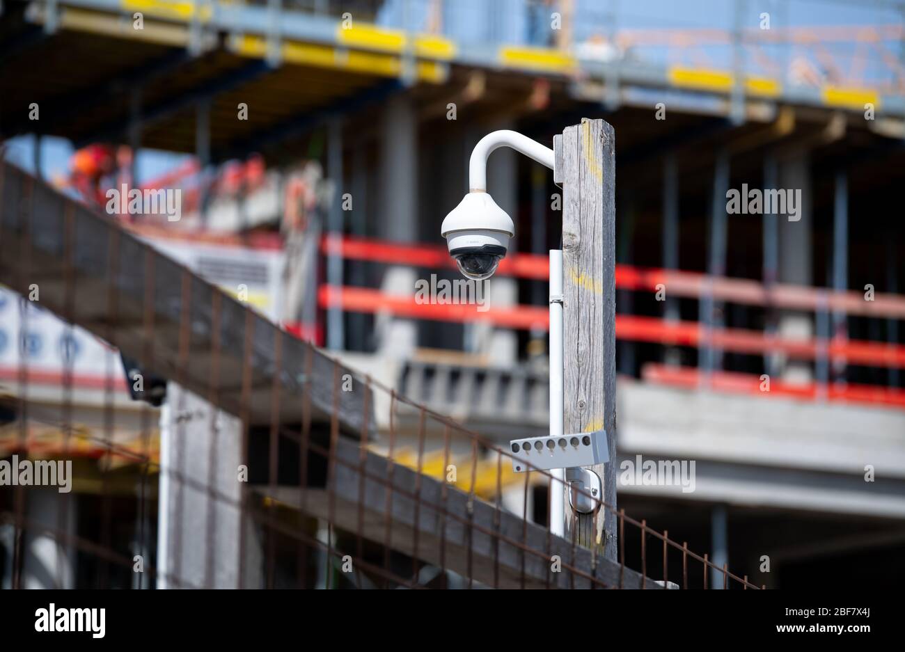 Monaco, Germania. 15 aprile 2020. Una telecamera di sorveglianza può essere vista nel cantiere del nuovo centro di giustizia penale. Dopo il suo completamento, il nuovo edificio di circa 39,000 metri quadri su Leonrodplatz sostituirà l'edificio vecchio su Nymphenburger Strasse. Parti dei due tribunali regionali, il tribunale regionale superiore e gli uffici pubblici dei pubblici ministeri di Monaco si sposteranno nell'edificio stimato a 300 milioni di euro. Credit: Sven Hoppe/dpa/Alamy Live News Foto Stock