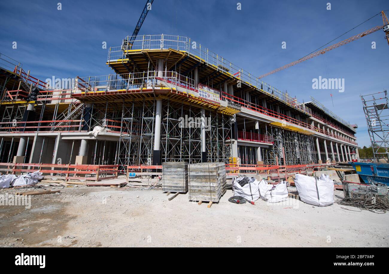 Monaco, Germania. 15 aprile 2020. I lavoratori edili stanno lavorando sul cantiere del nuovo centro di giustizia penale. Dopo il suo completamento, il nuovo edificio di Leonrodplatz, che copre circa 39,000 metri quadrati, sostituirà l'edificio in invecchiamento di Nymphenburger Strasse. Tra gli altri, parti dei due tribunali regionali, il Tribunale regionale superiore e la Procura di Monaco si sposteranno nell'edificio stimato a 300 milioni di euro. Credit: Sven Hoppe/dpa/Alamy Live News Foto Stock