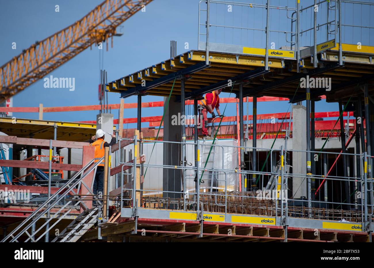 Monaco, Germania. 15 aprile 2020. I lavoratori edili stanno lavorando sul cantiere del nuovo centro di giustizia penale. Dopo il suo completamento, il nuovo edificio di Leonrodplatz, che copre circa 39,000 metri quadrati, sostituirà l'edificio in invecchiamento di Nymphenburger Strasse. Tra gli altri, parti dei due tribunali regionali, il Tribunale regionale superiore e la Procura di Monaco si sposteranno nell'edificio stimato a 300 milioni di euro. Credit: Sven Hoppe/dpa/Alamy Live News Foto Stock