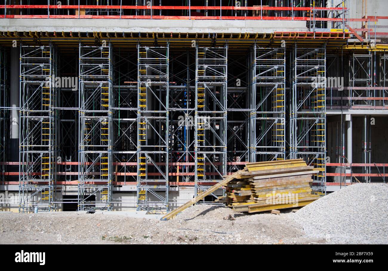Monaco, Germania. 15 aprile 2020. I lavoratori edili stanno lavorando sul cantiere del nuovo centro di giustizia penale. Dopo il suo completamento, il nuovo edificio di Leonrodplatz, che copre circa 39,000 metri quadrati, sostituirà l'edificio in invecchiamento di Nymphenburger Strasse. Tra gli altri, parti dei due tribunali regionali, il Tribunale regionale superiore e la Procura di Monaco si sposteranno nell'edificio stimato a 300 milioni di euro. Credit: Sven Hoppe/dpa/Alamy Live News Foto Stock