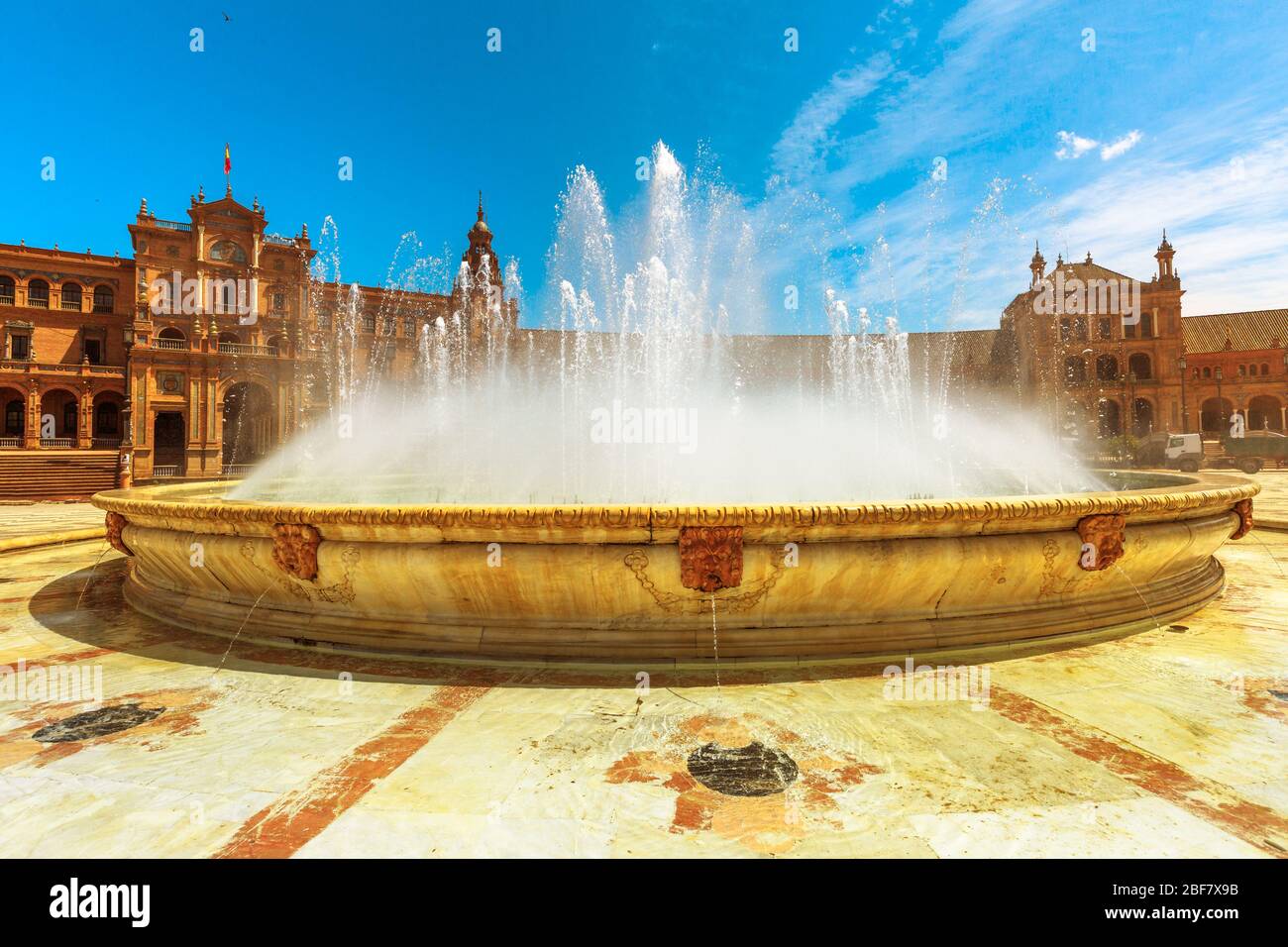 Fontana centrale di Plaza de Espana a Siviglia con edificio rinascimentale composto da archi e colonne. Piazza della Spagna al semaforo pomeridiano Foto Stock