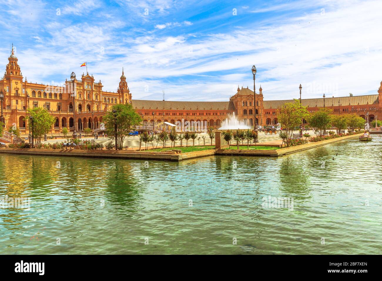 Panorama di Piazza Spagna in Andalusia, Spagna si riflette sul canale del fiume Guadalquivir a Siviglia. Foto Stock