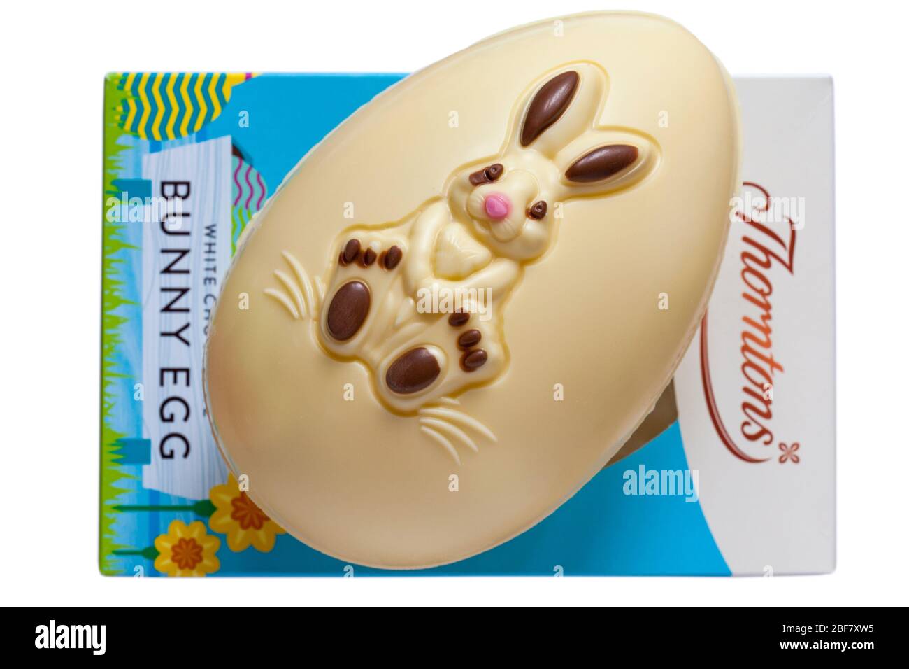 Thorntons bianco cioccolato Bunny Egg rimosso dalla scatola e posto sulla parte superiore - uovo coniglio di Pasqua isolato su sfondo bianco pronto per Pasqua Foto Stock
